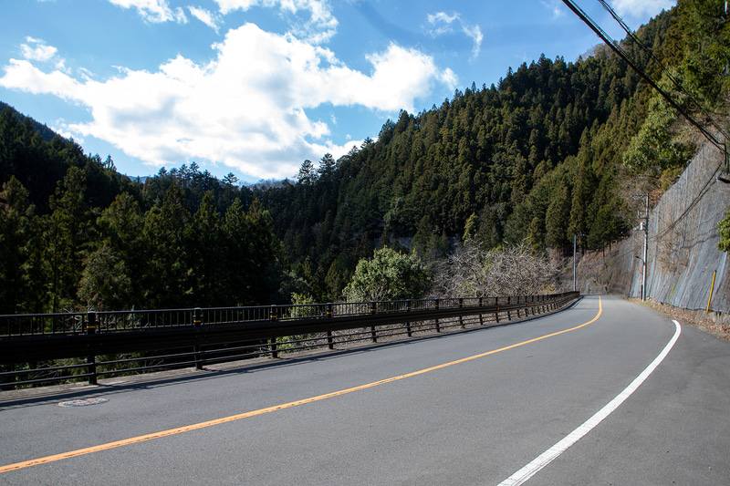 こんな感じの道を上がっていく。ゴール地点付近はクルマ1台がやっとの道幅になり、勾配もきつくなる