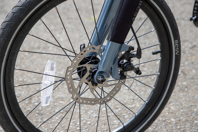 復路はほぼ下り坂なのでブレーキを多用した。PSF1は前後ディスクブレーキなので、最初は「効き過ぎな感じかも」と思っていたが、軽く効かせた時の減速具合はスムーズで、車速をコントロールしやすい印象だった