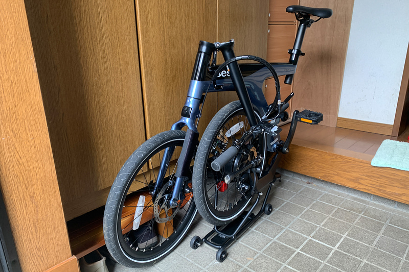 折りたたみができるので、このように玄関や部屋にも持ち込める。マンションなどでは折りたためばエレベーターでも運べる