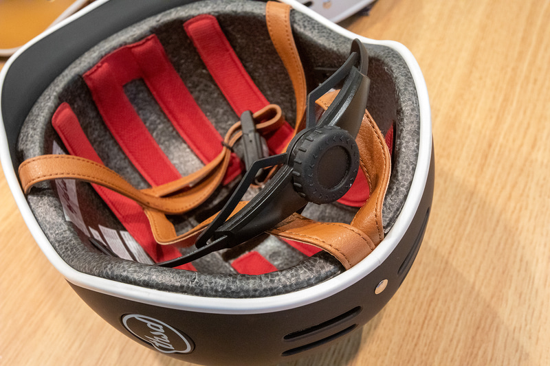 街乗りでも似合うデザインでカラーは7色、サイズはS、M、Lの3種類。サイズをピッタリ合わせるためのダイヤルフィットシステムや革ベルト、マグネット式バックルなど装備