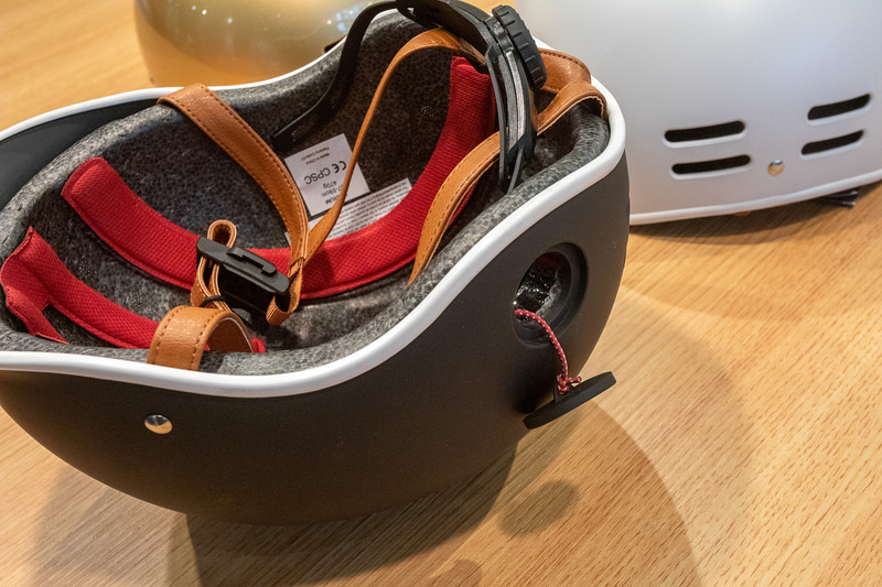 自転車から離れる時に、自転車用ワイヤーロックに共締めできるようロックを通す穴が設けてある。普段は閉めておくキャップはロゴのようなデザインになっている