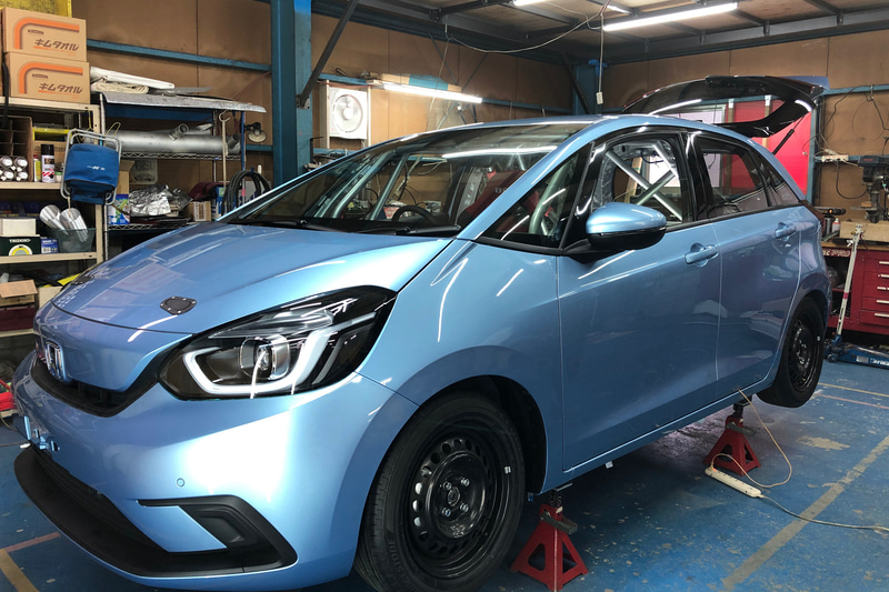 4代目となった新型「フィット」のBASICをベースに、N2と呼ばれる仕様のレーシングマシンへと変わりつつあるわがチームのフィット。車体そのものはN1規定に入るのですが、タイヤにSタイヤ（横浜ゴム ADVAN A050）を装着するとサイズが変わってしまうため、N2規定になるそうです。これからカッコよくカラーリングしてもらい、4月上旬にはシェイクダウンする予定。本番は、現時点では6月27日（予選）、28日（決勝）となっています