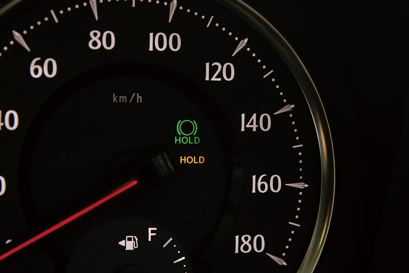 ボタン操作なしでブレーキホールド機能をシートベルトの脱着に連動して作動・解除。取り付けもカプラーオンのみ