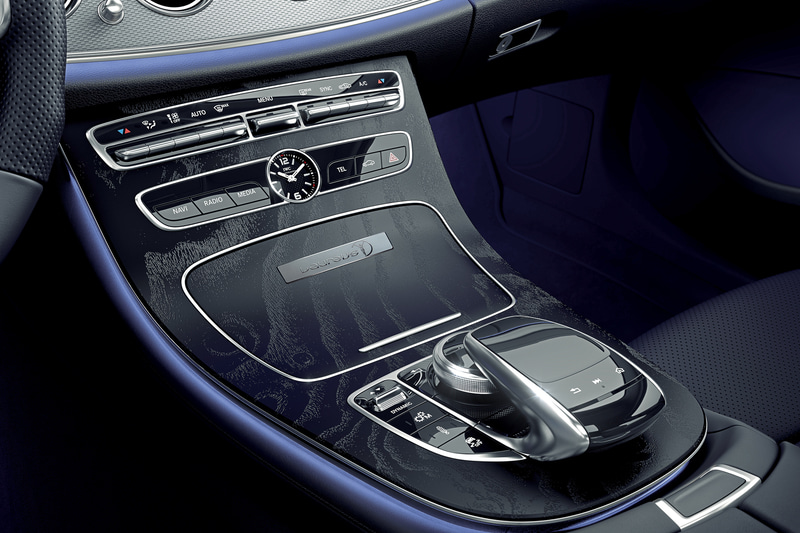 センターコンソールには「Laureus」ロゴのバッヂ