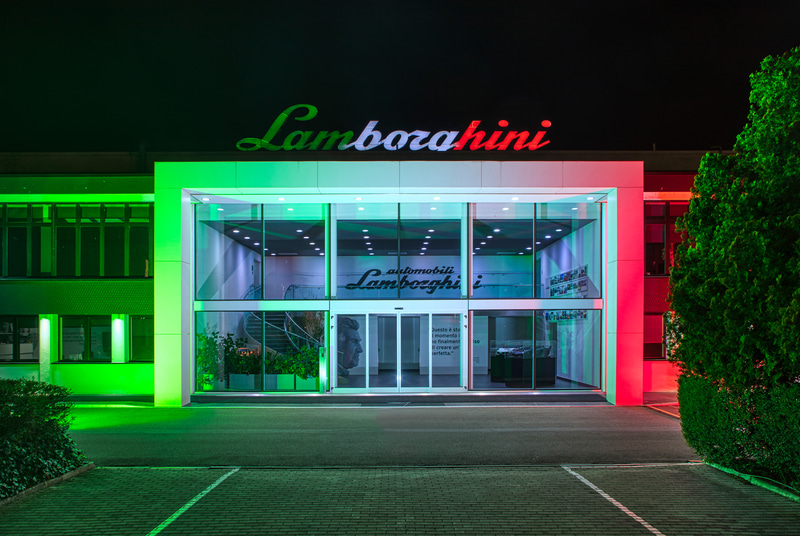 コロナウイルスの緊急事態に直面している国全体に対する統一と支援の印として、ランボルギーニは毎晩、イタリアの旗の色でサンタアガタ・ボロネーゼの歴史的な本社ビルを照らしている