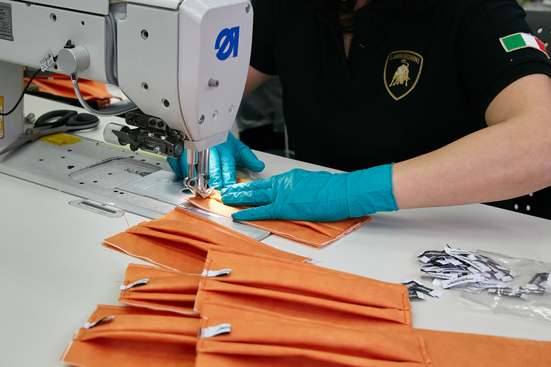 通常はクルマの内装を製造しているスタッフが医療用マスクを生産