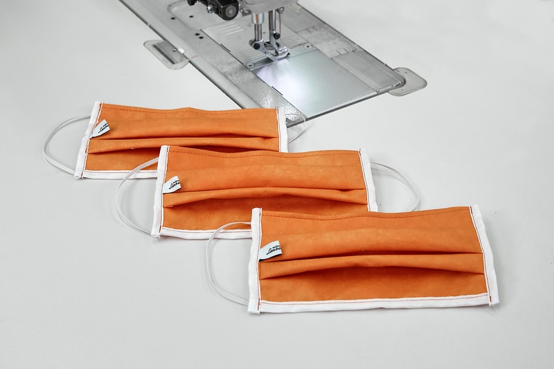通常はクルマの内装を製造しているスタッフが医療用マスクを生産