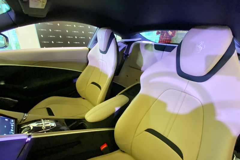 デュアル・コクピット・コンセプトを採用するインテリア