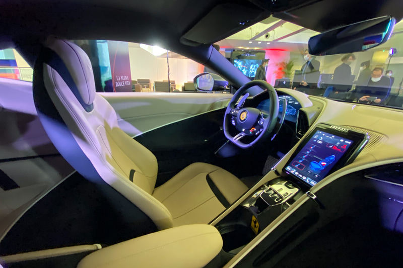 デュアル・コクピット・コンセプトを採用するインテリア