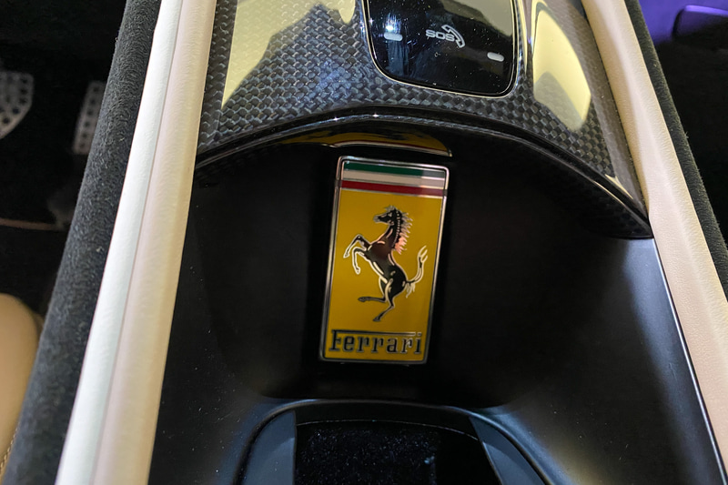 センターコンソールに収納スペースを備えるキーレスエントリーシステム