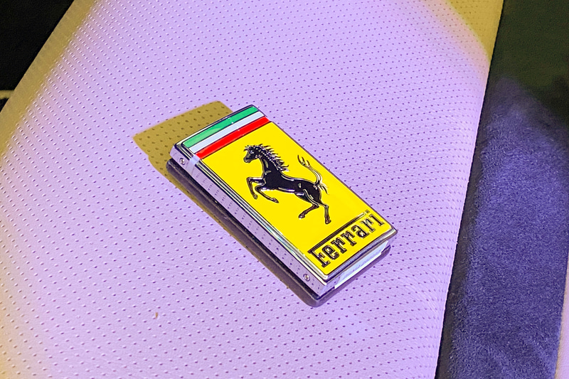 センターコンソールに収納スペースを備えるキーレスエントリーシステム