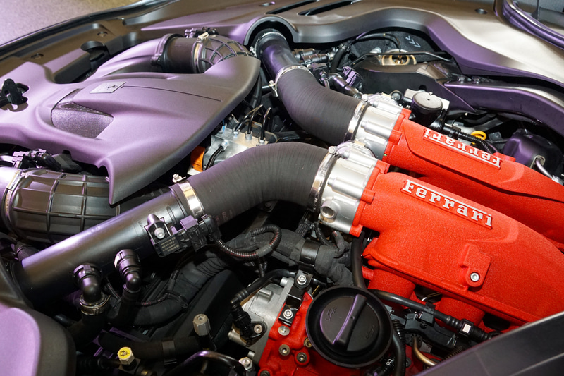 最高出力456kW（620CV）/5750-7500rpm、最大トルク760Nm/3000-5750rpmを発生するV型8気筒 3.9リッターターボエンジン