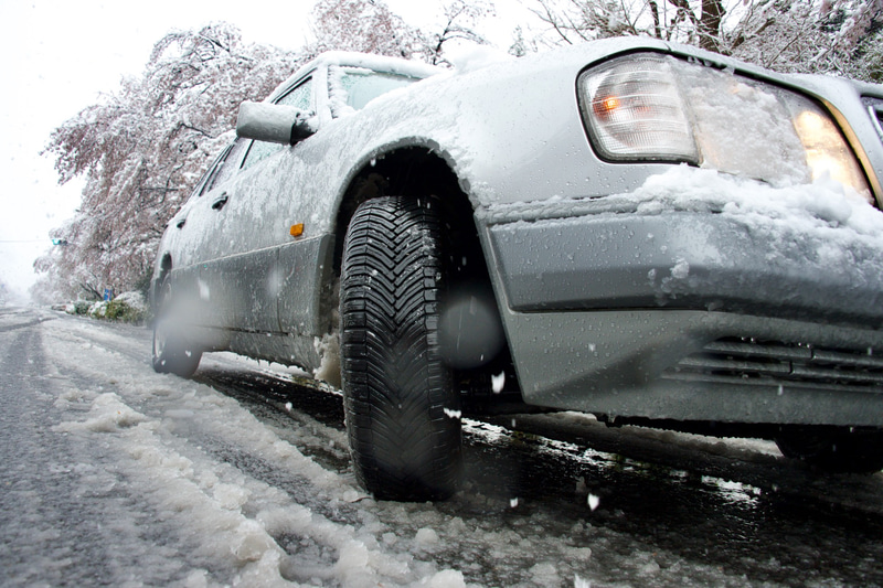 ちょっと古いメルセデス・ベンツ「S124」に装着したミシュラン製オールシーズンタイヤ「クロスクライメート」。3月末のような突然の降雪にも慌てず対応できるところがうれしい