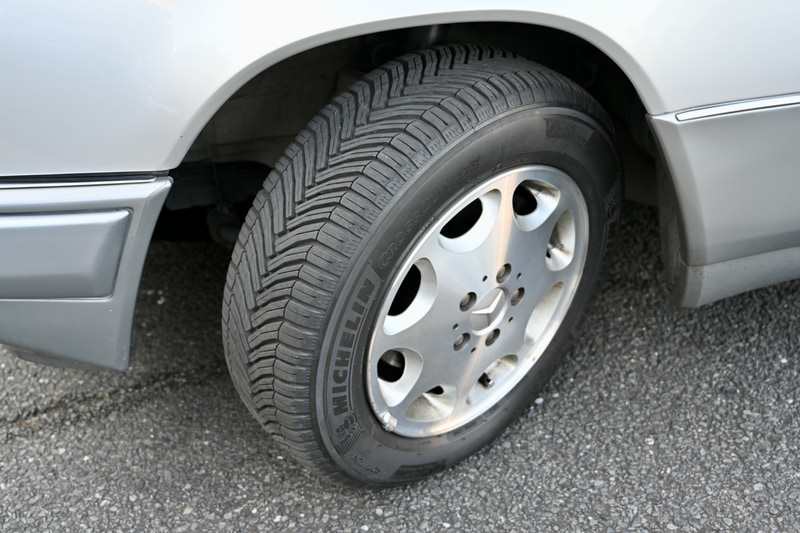 独特のV字型ブロックパターンを持つミシュランのクロスクライメート。S124の純正サイズは195/65R15だ