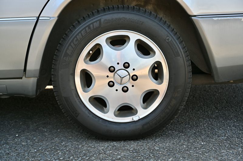 独特のV字型ブロックパターンを持つミシュランのクロスクライメート。S124の純正サイズは195/65R15だ