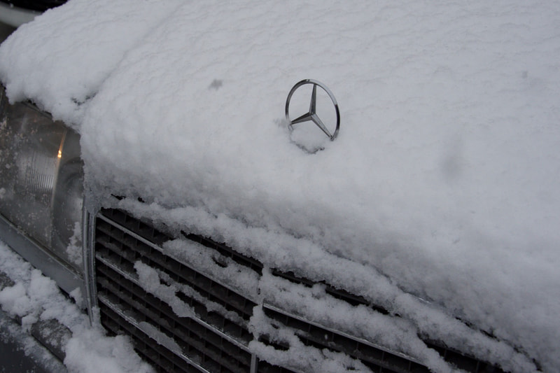 S124のボンネットに取り付けられたスリーポインテッドスターは、下側3分の1程度が雪で覆われた