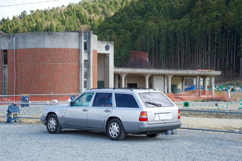 多くの児童と教職員が津波の犠牲になった大川小学校跡地に到着。後方の校舎は、当時のまま保存されている