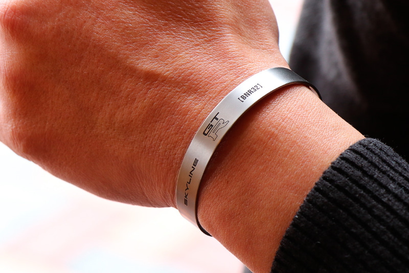 “GT-R”のエンブレムを刻印したチタン製バングルを期間限定受注（写真はすべて商品イメージで実際の製品とは異なる場合がある）