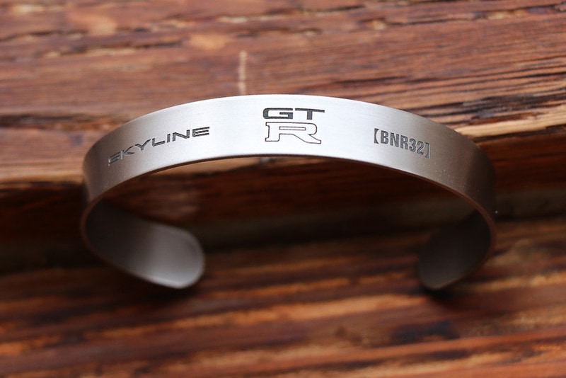 ボディはチタン特有の灰色がかったシルバーで、表面に各GT-Rのエンブレムや型番などを刻印