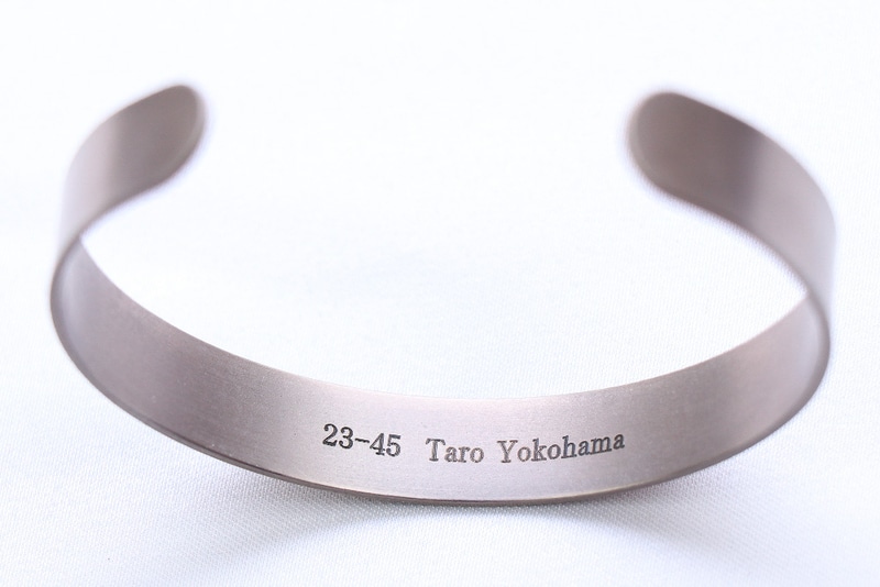 背面に任意の数字やアルファベットをレーザー刻印する「名入れサービス」（税別3000円）も用意する