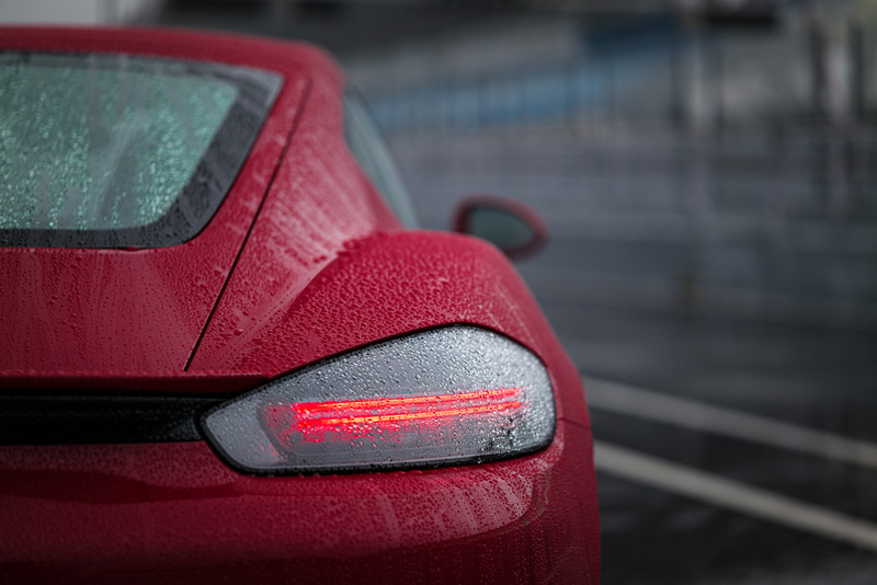 GTSシリーズの足下はサテングロスブラックの20インチ軽合金製ホイールと高性能タイヤ（フロント：235/35ZR20、リア：265/35ZR20）を装備。ブレーキシステムは標準でクロスドリルドディスクとレッドに塗装されたキャリパーを設定。試乗車にはオプションのポルシェセラミックコンポジットブレーキ（PCCB）が装備されていた