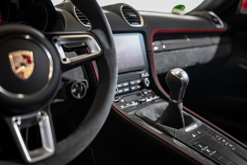 718 ケイマン GTS 4.0のインテリアでは、Aピラーとルーフライニングもアルカンターラになる