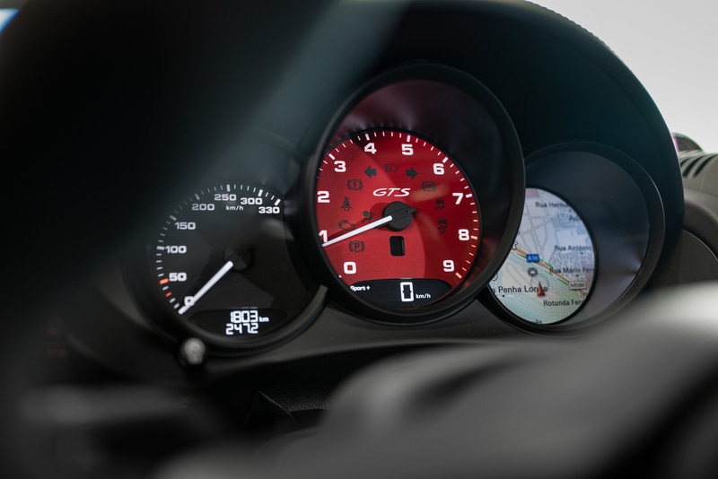 718 ケイマン GTS 4.0のインテリアでは、Aピラーとルーフライニングもアルカンターラになる