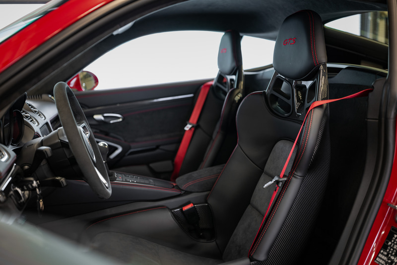 718 ケイマン GTS 4.0のインテリアでは、Aピラーとルーフライニングもアルカンターラになる