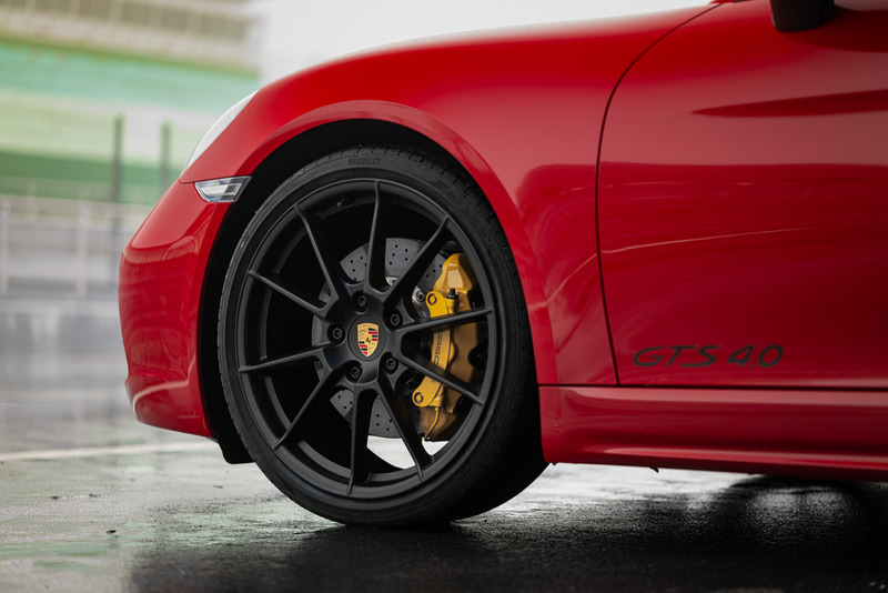 GTSシリーズの足下はサテングロスブラックの20インチ軽合金製ホイールと高性能タイヤ（フロント：235/35ZR20、リア：265/35ZR20）を装備。ブレーキシステムは標準でクロスドリルドディスクとレッドに塗装されたキャリパーを設定。試乗車にはオプションのポルシェセラミックコンポジットブレーキ（PCCB）が装備されていた