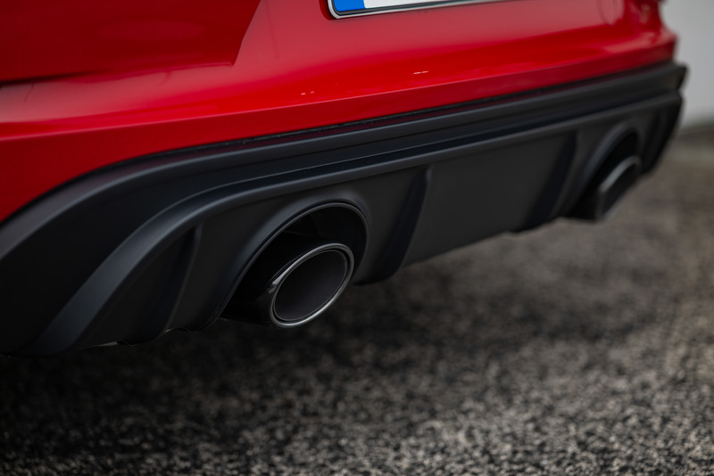 GTSシリーズの足下はサテングロスブラックの20インチ軽合金製ホイールと高性能タイヤ（フロント：235/35ZR20、リア：265/35ZR20）を装備。ブレーキシステムは標準でクロスドリルドディスクとレッドに塗装されたキャリパーを設定。試乗車にはオプションのポルシェセラミックコンポジットブレーキ（PCCB）が装備されていた