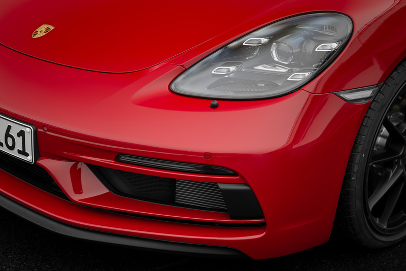 GTSシリーズの足下はサテングロスブラックの20インチ軽合金製ホイールと高性能タイヤ（フロント：235/35ZR20、リア：265/35ZR20）を装備。ブレーキシステムは標準でクロスドリルドディスクとレッドに塗装されたキャリパーを設定。試乗車にはオプションのポルシェセラミックコンポジットブレーキ（PCCB）が装備されていた