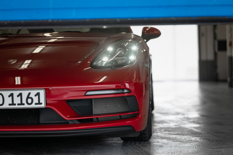 GTSシリーズの足下はサテングロスブラックの20インチ軽合金製ホイールと高性能タイヤ（フロント：235/35ZR20、リア：265/35ZR20）を装備。ブレーキシステムは標準でクロスドリルドディスクとレッドに塗装されたキャリパーを設定。試乗車にはオプションのポルシェセラミックコンポジットブレーキ（PCCB）が装備されていた