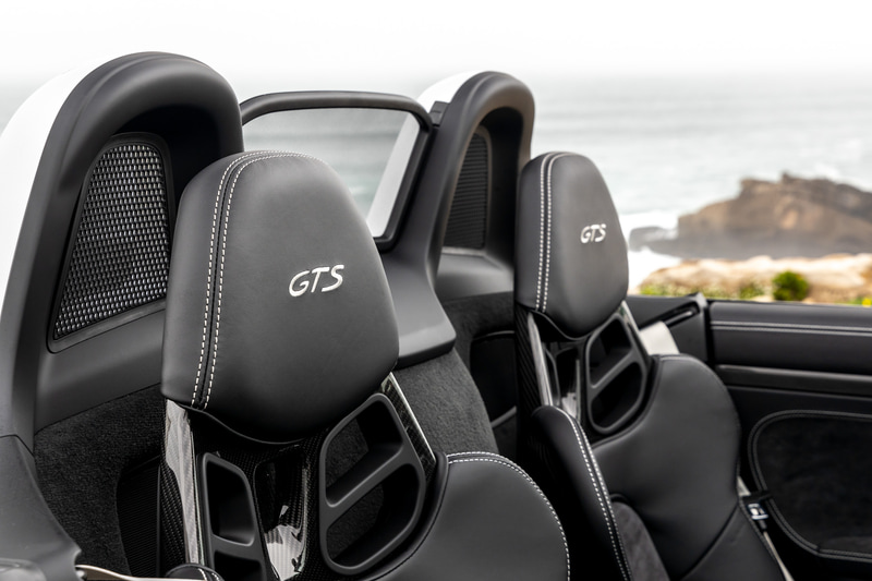 インテリアでは、標準装備のスポーツシートプラスのセンターパネル、ステアリングホイールリム、センターコンソール、シフトレバーおよび両側ドアのアームレストに、ダークカラーのアルカンターラを採用。スポーティでエレガントな雰囲気を演出。高解像度7インチタッチスクリーンを備えたポルシェコミュニケーションマネジメント（PCM）と拡張されたトラックプレシジョンアプリを含むスポーツクロノパッケージを標準装備する