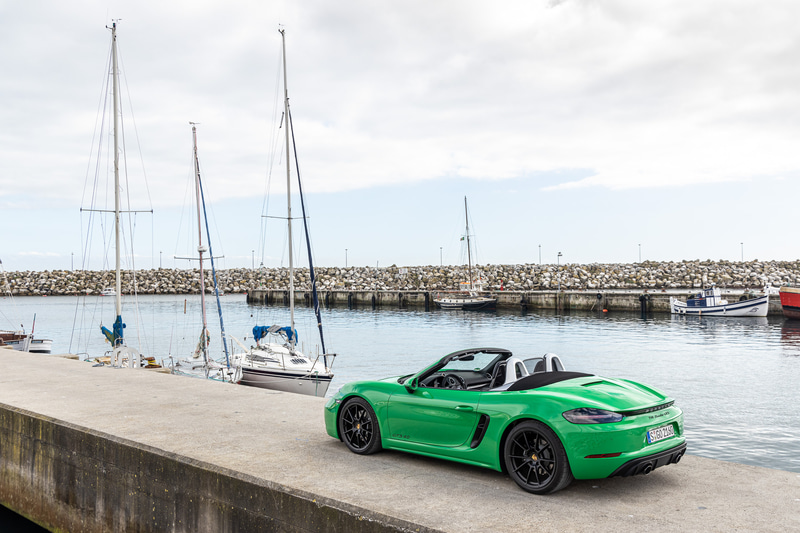 本稿では2月に受注を開始した「718 ボクスター GTS 4.0」「718 ケイマン GTS 4.0」のポルトガルでの試乗の様子をレポート。写真の718 ボクスター GTS 4.0のボディサイズは4391×1801×1262mm（全長×全幅×全高）、ホイールベースは2475mm。価格は1111万円