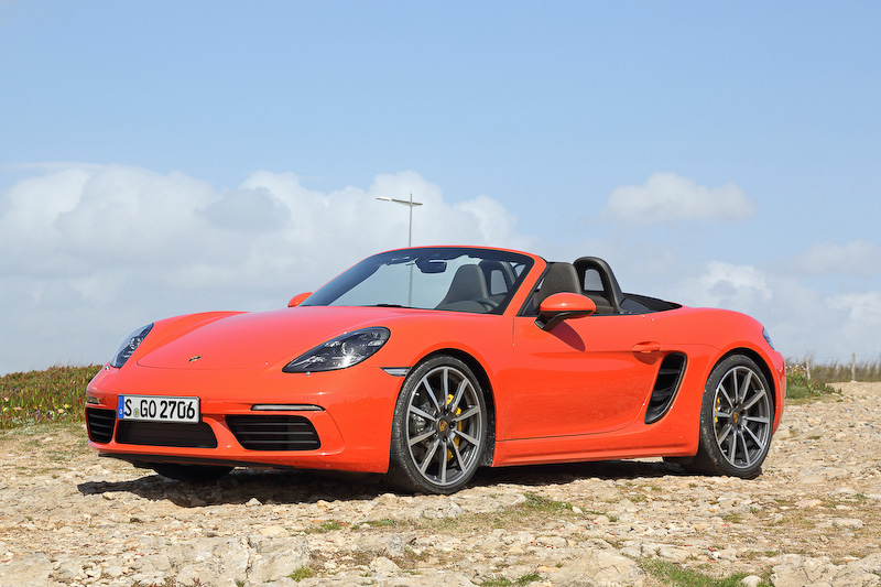 2015年に発表、日本には2016年に導入された「718 ボクスター」（上）と「718 ケイマン」（下）