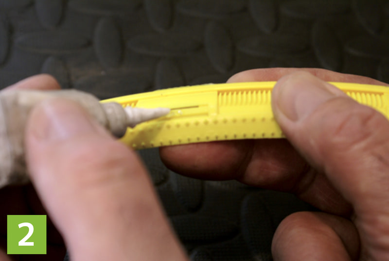 ホイールサイズを確認して、グリッパー（ステンレスクリップ）の取り付け位置を確認したら、グリッパーに接着剤を少し塗ってから取り付ける