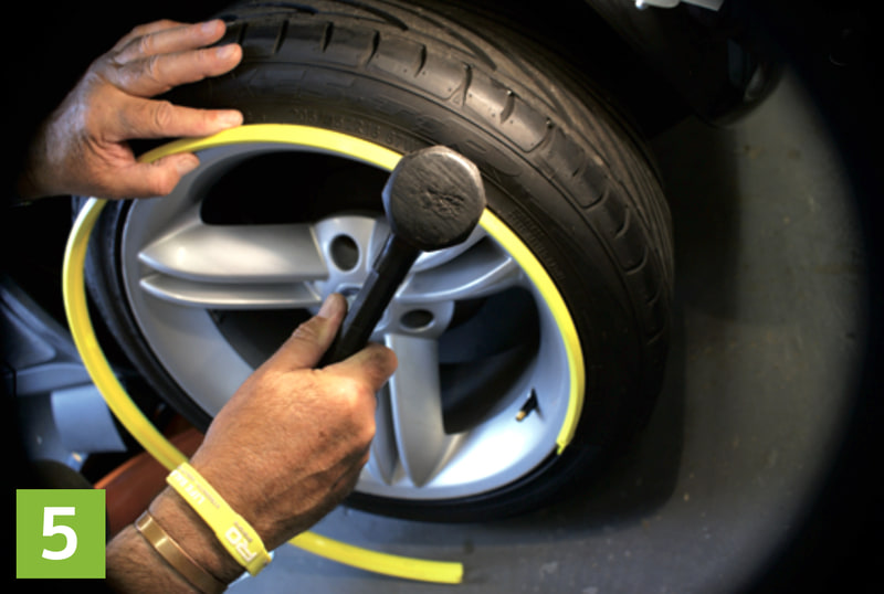 バルブの位置から反時計回りにゴムハンマーでリムの中心に向かって軽く叩きながらアロイゲーターを取り付ける