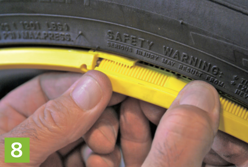 写真のように先端のギザギア部分と歯がかみ合うことを確認し、接着剤を塗ってからゴムハンマーで叩いて取り付ける