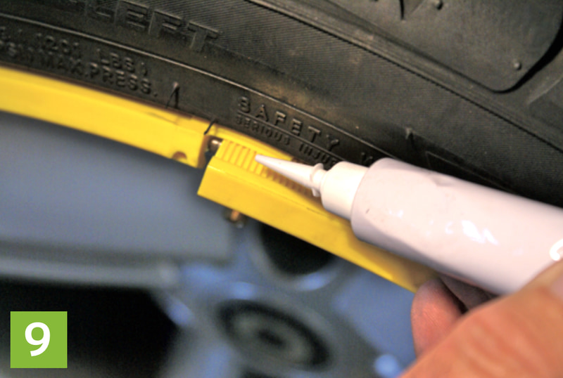 反時計回りに一周ゴムハンマーで均等に叩いて、アロイゲーターが確実に取り付けられていることを確認したら、タイヤに空気を入れる