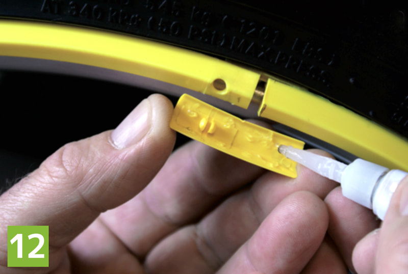 ジョイントカバーに接着剤を4～5滴塗ってから、穴に合わせて両端を隠すように取り付ける