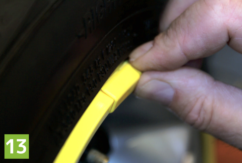 ジョイントカバーは緩やかな円弧状になっているので向きを間違えないように注意が必要。すべての作業が終了したら、約1時間後に空気圧に異常がないか、エア漏れがないか確認する