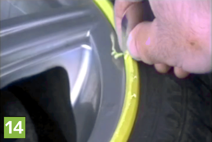 アロイゲーターが傷ついてしまった場合は、付属のキーリングでメンテナンスも可能。メンテナンスは写真のようにキーリングの切り欠き部分の歯をたてて、手前に少しずつ削るだけ