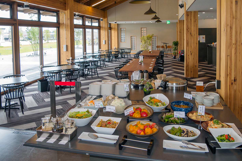 平城宮跡歴史公園内にある「天平うまし館」はレストランやカフェのある施設