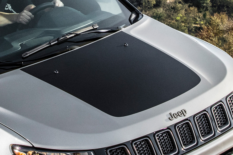 マットブラックボンネットデカール