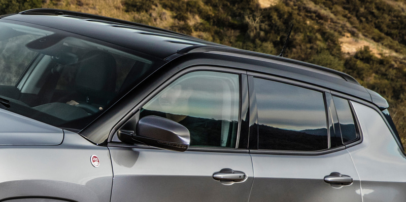 ダークグレーウインドウモールディング