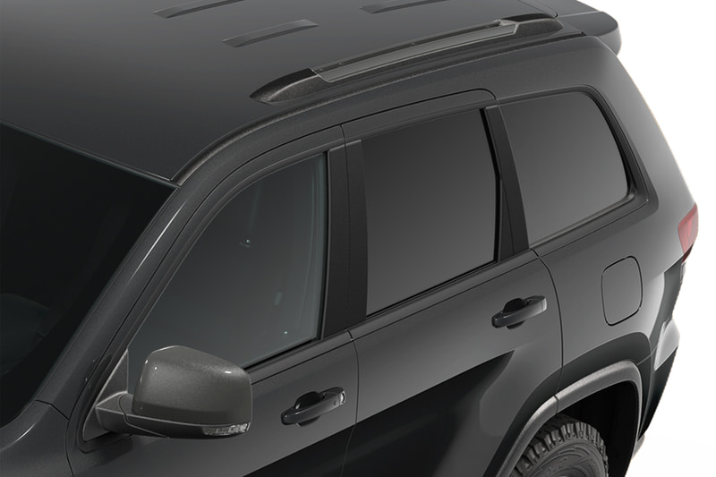 マットブラックのボンネットデカールやピアノブラックのベルトモールを採用