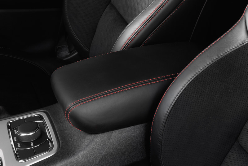 レッドステッチ入りインテリアアクセント