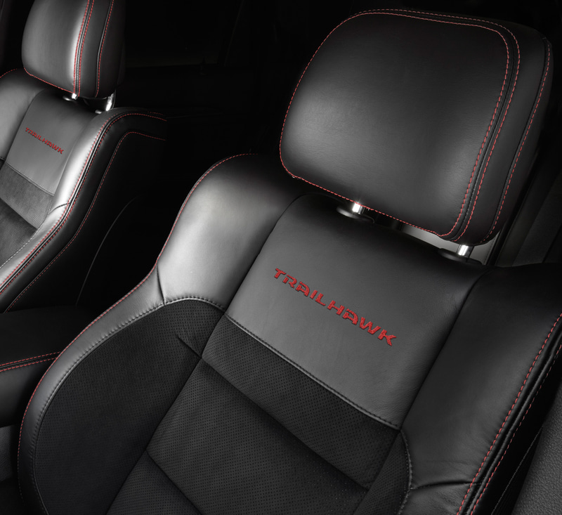 レザーとスエードのインサートを組み合わせたTRAILHAWKのロゴ入りシート