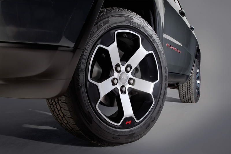 専用18インチアルミホイール