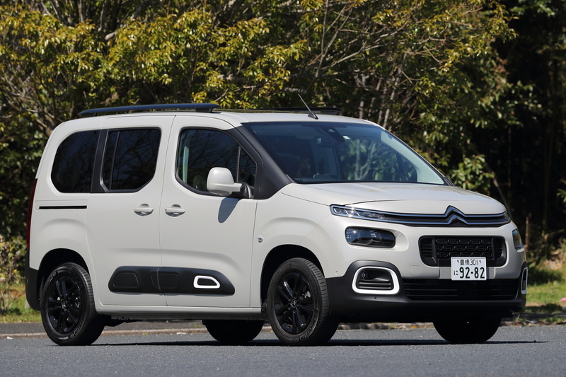 2020年秋ごろの正規導入に先駆けて行なわれたオンライン予約は早々に終了してしまった「ベルランゴ デビューエディション」（325万円）。ボディサイズは4405×1855×1840mm（全長×全幅×全高）、ホイールベースは2785mm。最小回転半径は5.4m